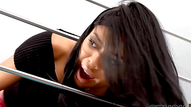 latina milf brunette